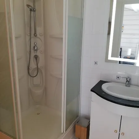 Independant Avec Piscine Et Cuisine Exterieures Δωμάτια σε οικογενειακή κατοικία *